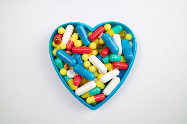 Coração de comprimidos misturados. Antecedentes. Doenças cardiovasculares, medicina e conceito de cuidados de saúde
 - Foto, Imagem