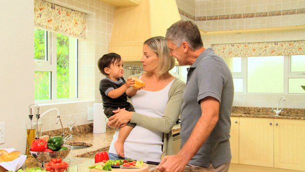 Bebê compartilhando seu pão com seus pais
 - Filmagem, Vídeo