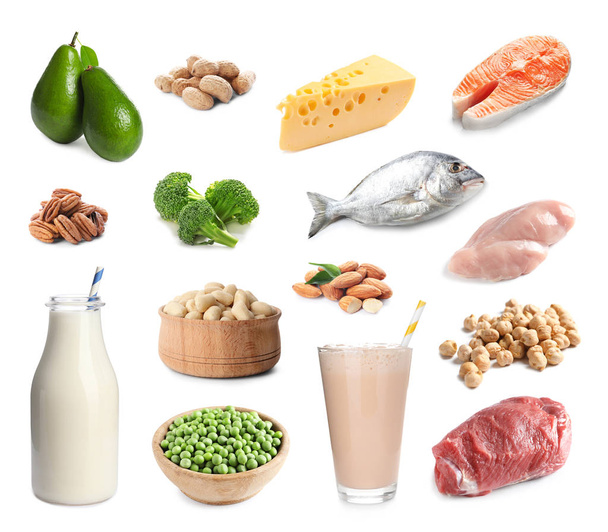 Set con diferentes alimentos naturales proteicos sobre fondo blanco
 - Foto, imagen