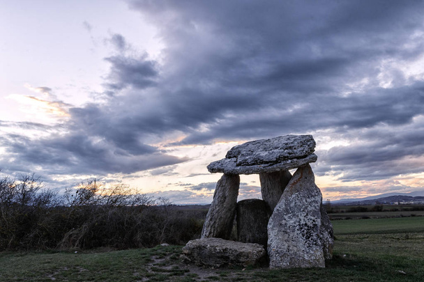 dolmen au Pays basque
 - Photo, image