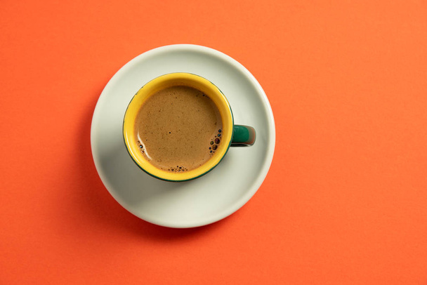 frischer türkischer Kaffee auf weißem Kaffeebecher. - Foto, Bild