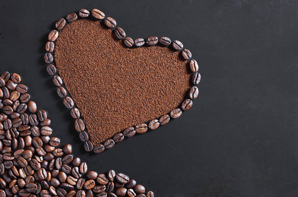 Café moído e grãos na forma de um coração no fundo de metal preto velho, vista superior com lugar para texto
 - Foto, Imagem