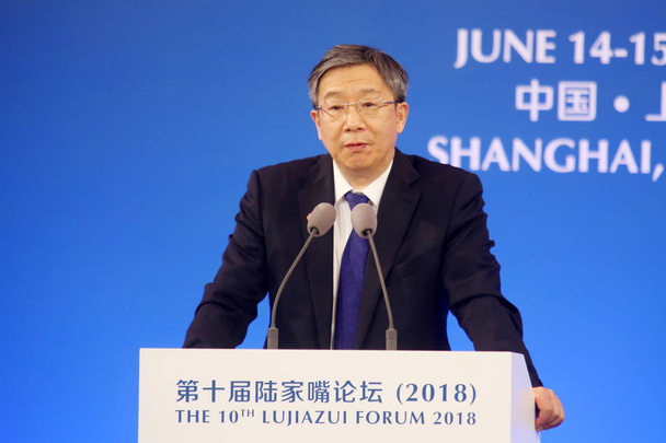 Yi Gang, gubernator People's Bank of China (Pboc), bank centralny Chin, mówi podczas 2018 Forum 10 Lujiazui Shanghai, Chiny, 14 czerwca 2018 r. - Zdjęcie, obraz