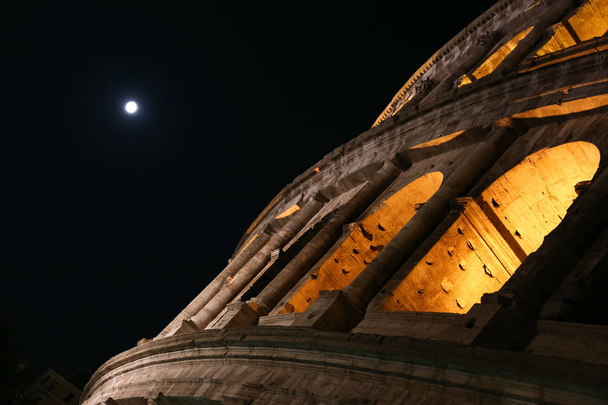 Coliseo nocturno en la ciudad de Roma, Italia - Foto, imagen