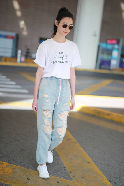 Китайская модель Си Мэнъяо, более известная как Мин Си, изображена в Шанхайском международном аэропорту Хунцяо в Шанхае, Китай, 17 мая 2018 года
. - Фото, изображение