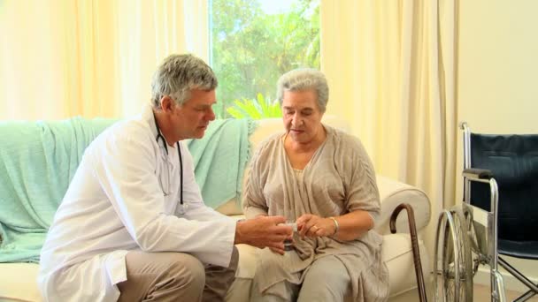 Doctor giving pills to his patient - Video