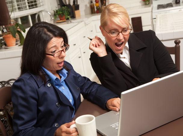Due donne che utilizzano il computer portatile celebrano il successo
 - Foto, immagini