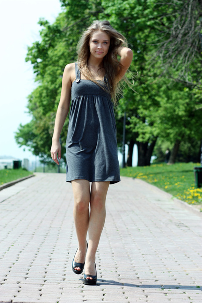 Beautiful young woman walking on the street - Foto, Bild