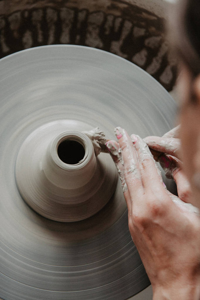 Створення банку або вази з білої глини крупним планом. Жінка руками робить глиняний глечик
. - Фото, зображення