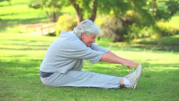 Mature woman doing her stretches - Imágenes, Vídeo