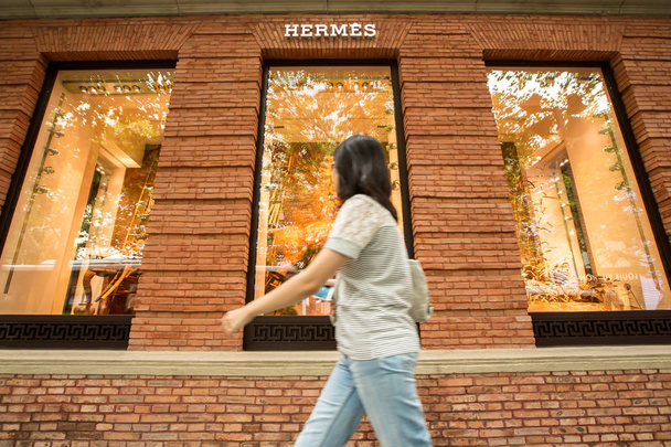 Jalankulkijoiden kävelee ohi Maison Hermes Shanghaissa, Kiinassa, 16 syyskuu 2014
 - Valokuva, kuva
