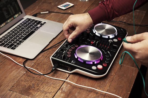 a zene, a fából készült asztal beállításai keverés DJ közelről - Fotó, kép