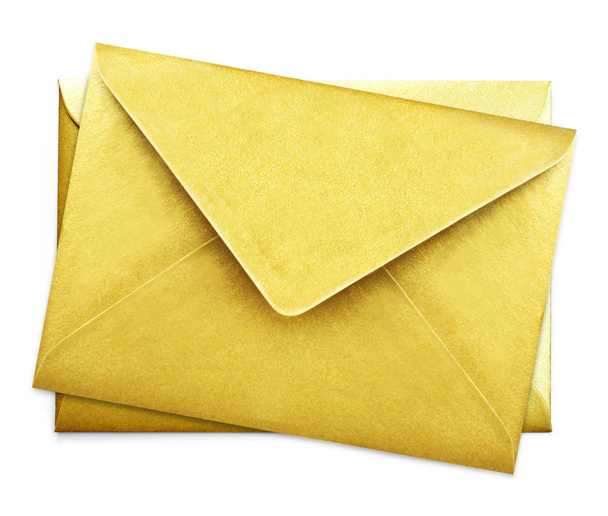 Золоті конверти з копіювальним простором, ізольовані на білому тлі. Блискучі золоті конверти, вітальна листівка або розсилка запрошень
. - Фото, зображення