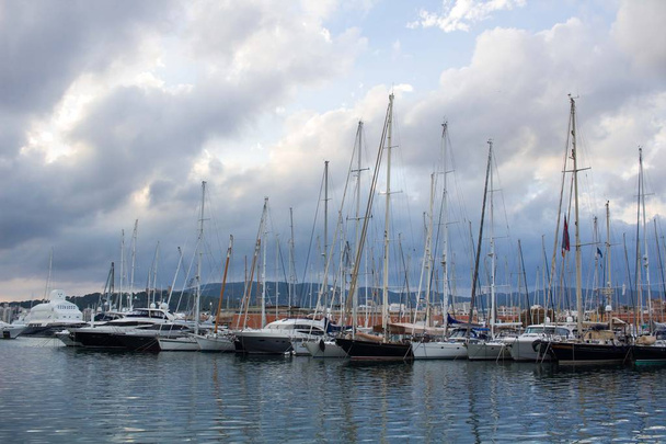 Vista panoramica del cielo nuvoloso drammatico a Maiorca yacht vela marina
 - Foto, immagini