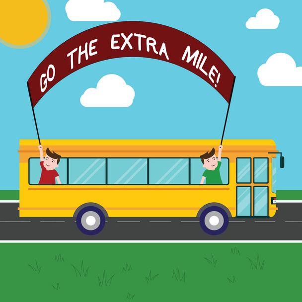 Käsiala teksti Go Extra Mile. Käsitteen merkitys Anna lisää tehdä enemmän kuin sinulta odotetaan Two Kids Inside School Bus Holding Out Banner Stick on a Day Trip
. - Valokuva, kuva