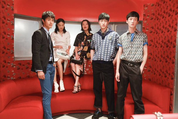 Los modelos chinos Du Juan, atrás a la derecha, y Shupei o Qin Shupei, atrás a la izquierda, asisten a la ceremonia de apertura de una nueva boutique Prada en el complejo comercial SKP en la ciudad de Xi 'an, provincia de Shaanxi, al suroeste de China, 31 de mayo de 2018
. - Foto, Imagen
