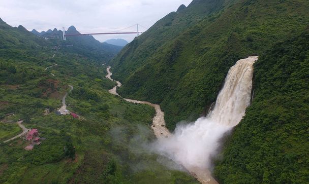 Вид с воздуха на водопад Дишуитан возле водопада Хуангуошу в городе Аньшунь, провинция Гуйчжоу на юго-западе Китая, 4 июня 2018 года
.  - Фото, изображение