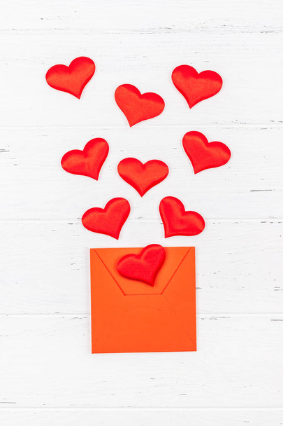 Δημιουργική ημέρα του Αγίου Βαλεντίνου ρομαντική σύνθεση επίπεδη θέσει το top view αγάπη εορτής με κόκκινη καρδιά λευκό φόντο ξύλινη αντίγραφο χώρο πρότυπο ευχετήριας κάρτας κείμενο σχεδίου κοινωνικών μέσων μαζικής ενημέρωσης blogs - Φωτογραφία, εικόνα