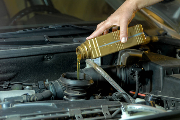 Přidávání oleje do auta - Fotografie, Obrázek