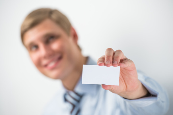 Happy smiling business man showing blank businesscard - Foto, imagen