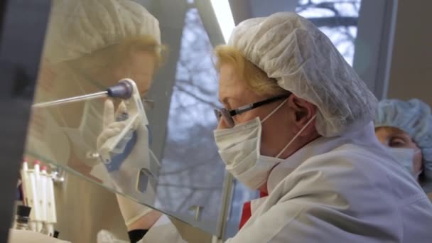 Assistant of biological lab preparing a human preparate - Πλάνα, βίντεο