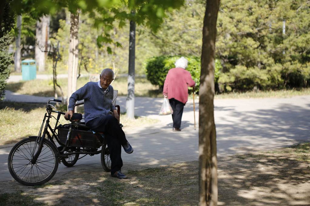 Elderly people rest at a park in Beijing, China, 5 April 2014 - 写真・画像