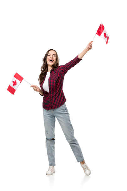 holding kanadai zászlók elszigetelt fehér vidám nő - Fotó, kép