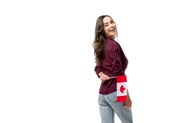 atrakcyjna kobieta uśmiechający się trzymając flagi Kanady na białym tle - Zdjęcie, obraz