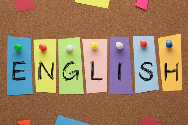 Anglické slovo napsané v barevné samolepky připojené korkové desky. Koncept výuky jazyků - Fotografie, Obrázek