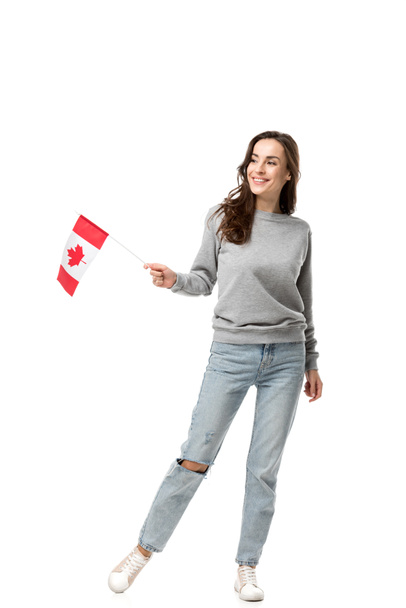 hermosa mujer sonriente en ropa casual gris sosteniendo bandera canadiense aislado en blanco
 - Foto, imagen