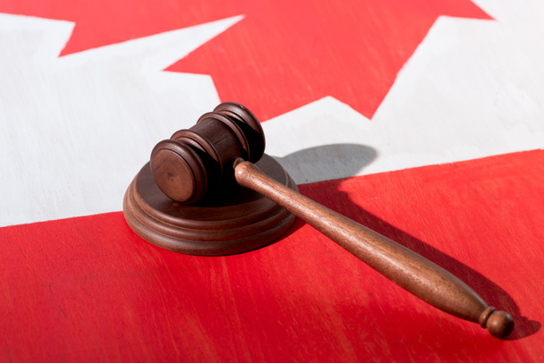 selective focus of wooden gavel with canadian flag on background, justice concept - Photo, Image