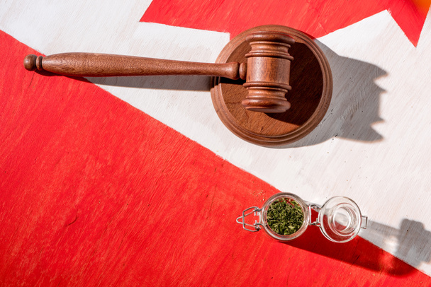 カナダ国旗、マリファナ合法化コンセプトに木製小槌とガラスの瓶に大麻 - 写真・画像