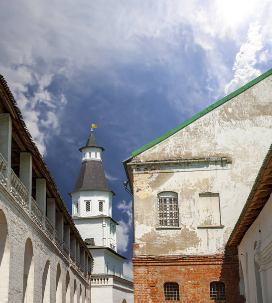Ylösnousemusluostari (Voskresensky luostari, Novoiyerusalimsky luostari tai Uuden Jerusalemin luostari) -- on Venäjän ortodoksisen kirkon suuri luostari Moskovan alueella, Venäjällä. Perustettiin vuonna 1656 patriarkaalisena asuinpaikkana
 - Valokuva, kuva