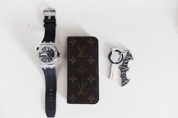 27rok starý čínský odhadce Yan Chuang ukazuje jeho Audemars Piguet hodinky, kabelky Lv (Louis Vuitton) a klíč v jeho ateliéru v Pekingu, Čína, 9. května 2018. - Fotografie, Obrázek