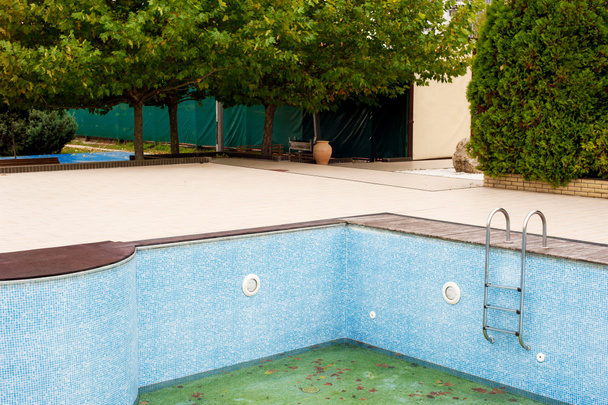 Πισίνα χωρίς νερό στην πίσω αυλή πριν από το άνοιγμα της σεζόν - Φωτογραφία, εικόνα