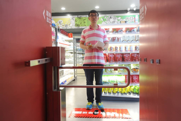 Клієнт вивів пішки через "білінгу тунель" на безпілотних магазини мережі роздрібної торгівлі Jd.com в місті Ухань, провінції Хубей Центрального Китаю, 15 червня 2018 - Фото, зображення