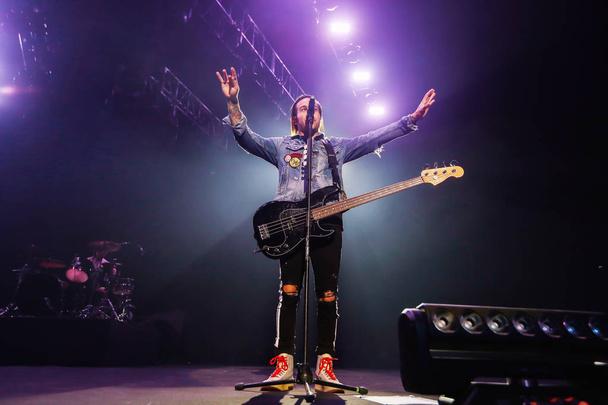 Zespołu Fall Out Boy wykonuje podczas koncertu w Szanghaju, Chiny, 2 maja 2018 r.. - Zdjęcie, obraz