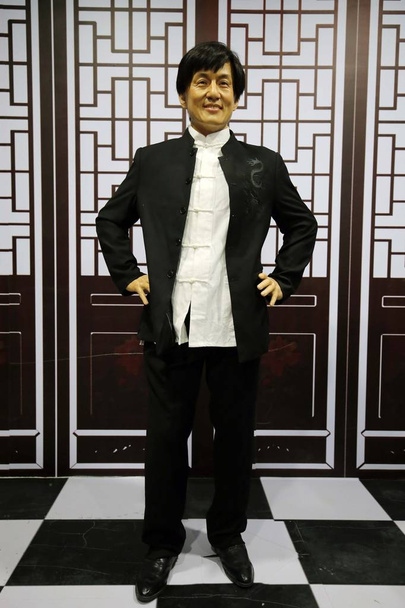 A wax figure of Hong Kong kongfu star Jackie Chan is on display at a wax museum in Weifang city, east China's Shandong province, 28 May 2018. - Foto, afbeelding