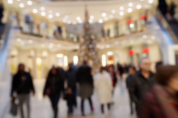 Vánoční prodej: Rozostřené scény s dandering chodce ve vysoce frekventovaných Shopping Mall  - Fotografie, Obrázek