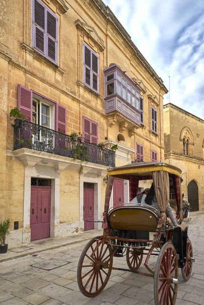 Visite guidée en calèche dans la ville historique de Mdina sur l'île principale de Malte en Méditerranée
. - Photo, image