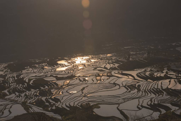 Yuanyangin riisiterassien riisipeltojen maisema Yuanyangin läänissä, Honghe Hanissa ja Yin autonomisessa prefektuurissa, Yunnanin maakunnassa, Lounais-Kiinassa, 27. helmikuuta 2018
. - Valokuva, kuva