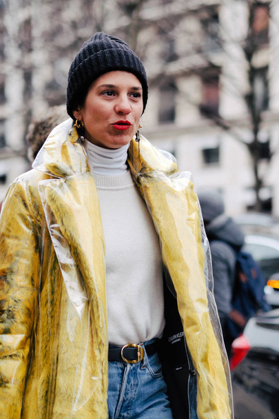 Passeggiate pedonali alla moda per strada durante la settimana della moda di Parigi Autunno / Inverno 2018 a Parigi, Francia
. - Foto, immagini