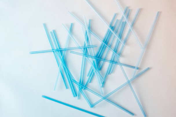 Drinking straws on bright blue background - Фото, зображення