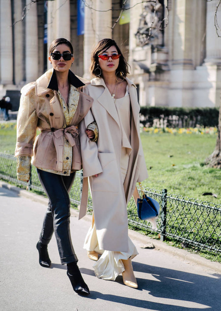 Un paseo de peatones de moda en la calle durante la Semana de la Moda de París Otoño / Invierno 2018 en París, Francia
. - Foto, Imagen
