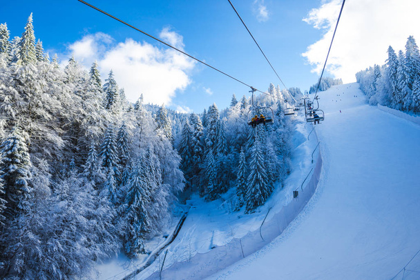 snow covered ski resort in winter mountains and Ski Lift - Foto, Imagem