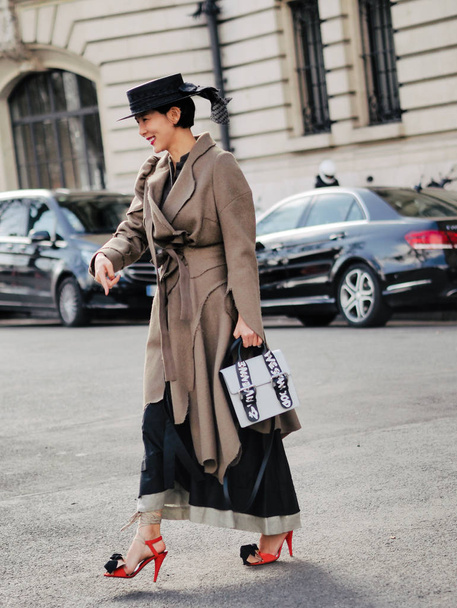 Trendikäs jalankulkija kävelee kadulla Pariisin muotiviikon aikana syksy / talvi 2018 Pariisissa, Ranskassa
. - Valokuva, kuva