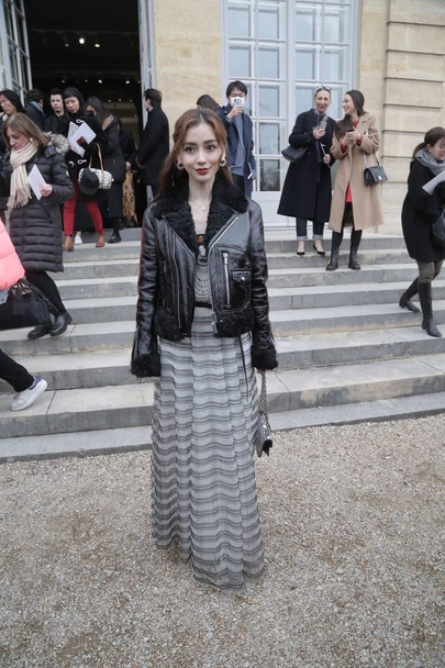 A atriz de Hong Kong Angelababy chega para o desfile Dior durante a Queda da Semana de Moda de Paris / Inverno 2018 em Paris, França, 27 de fevereiro de 2018
. - Foto, Imagem