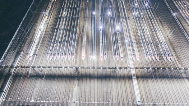Вид с воздуха скоростных скоростных поездов CRH (China Railway High-speed), готовящихся к весеннему фестивалю, также известному как "Чуньюнь", на станции технического обслуживания в городе Ухань, провинция Хубэй, 1 февраля 2018 года
 - Фото, изображение