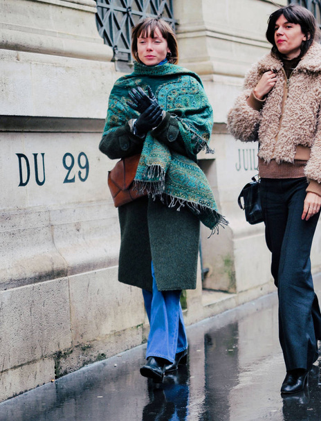 Trendi gyalogosok séta az utcán, közben a párizsi divat héten őszi-téli 2018-Párizs, Franciaország. - Fotó, kép