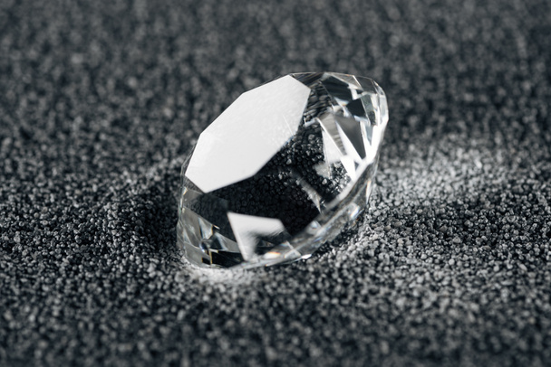 primer plano de diamante puro sobre fondo texturizado gris
  - Foto, Imagen